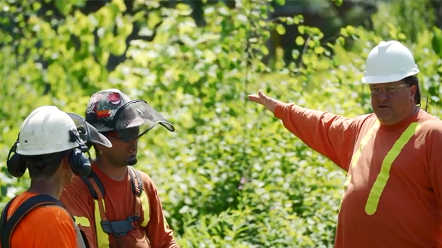 Travailler pour et avec TransCanada: Young Forestry Services, une entreprise de la Première Nation de Nipissing, débroussaille les emprises de pipelines.